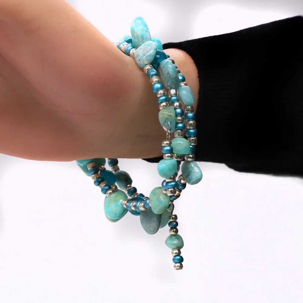 Memory wire Turquoise bracelet with seed beads and hanging accents. - Picture 4 of 8